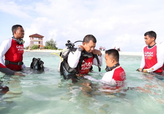 Pj Wali Kota, Iqbal Suhaeb menyelam di Pulau Kodingareng, (Makassar Indeks/Fritz).