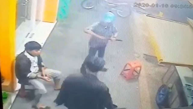 Rekaman CCTV aksi perampokan yang dilakukan dua orang pria kepada seorang pedagang roti bakar di Kelurahan Kalijaga, Jumat dini hari (10/1/2020). (Repro Juan)