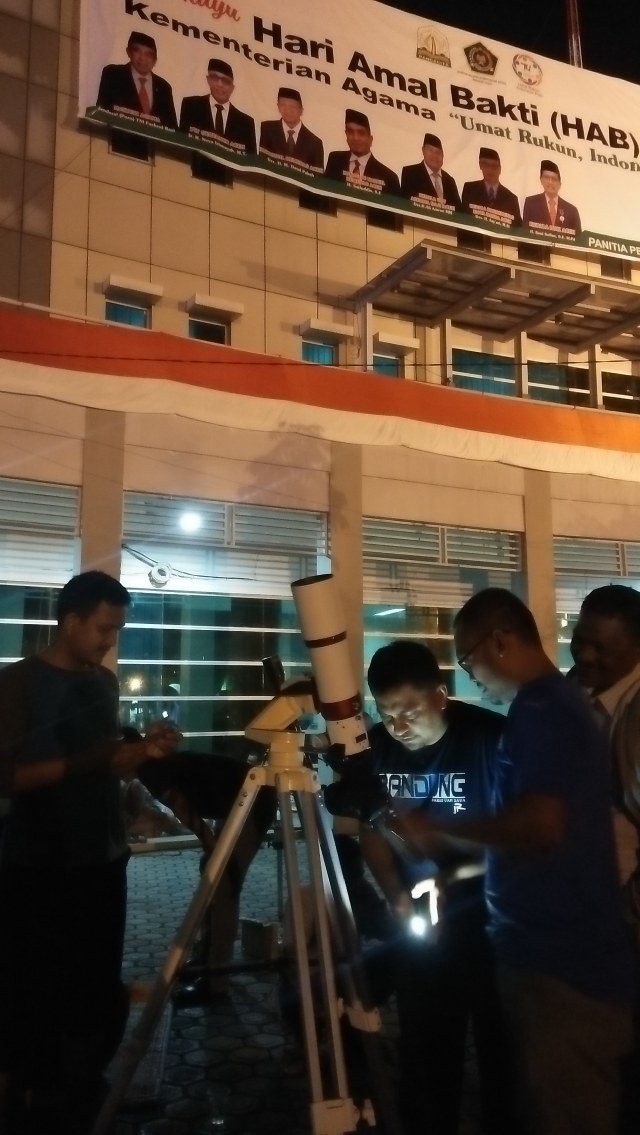Pemantauan gerhana bulan penumbra di halaman Kantor Wilayah Kemenag Aceh, Sabtu (11/1) dini hari. Foto: Husaini Ende/acehkini