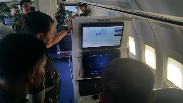 Suasana di dalam pesawat saat Patroli Udara dan memantau kapal-kapal asing yang masih berada di perairan laut Natuna. Foto: Dok. Pangkogabwilhan I