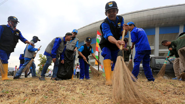 Sejumlah warga gotong royong membersihkan lingkungan di sekitar Stadion GBLA yang dipenuhi tanaman liar pada 24 Agustus 2019 silam. (Dok Humas Pemkot Bandung)