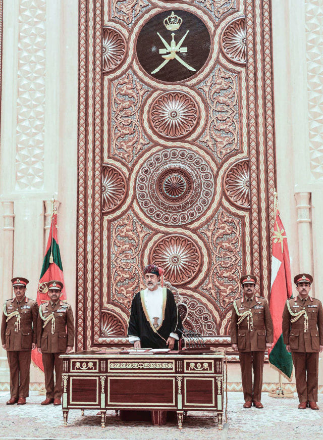 Sultan Haitham bin Tariq dari Oman, berbicara dalam sebuah upacara pelantikan sebagai pemimpin baru Oman, Sabtu (11/1). Foto: AFP