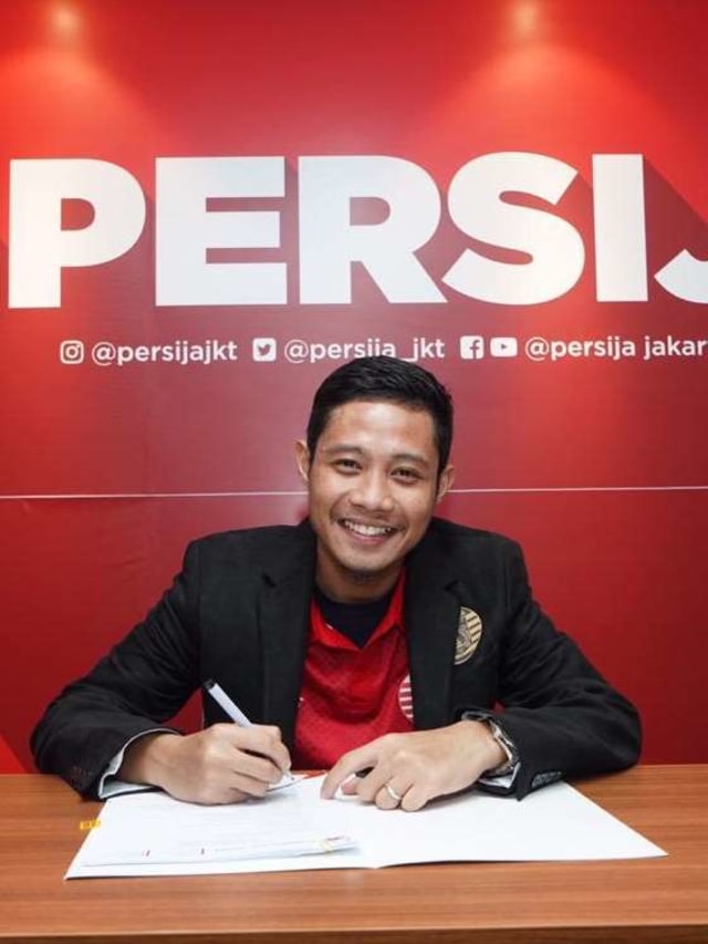 Evan Dimas Darmono resmi berseragam Persija Jakarta. Foto: Dok. Media Persija