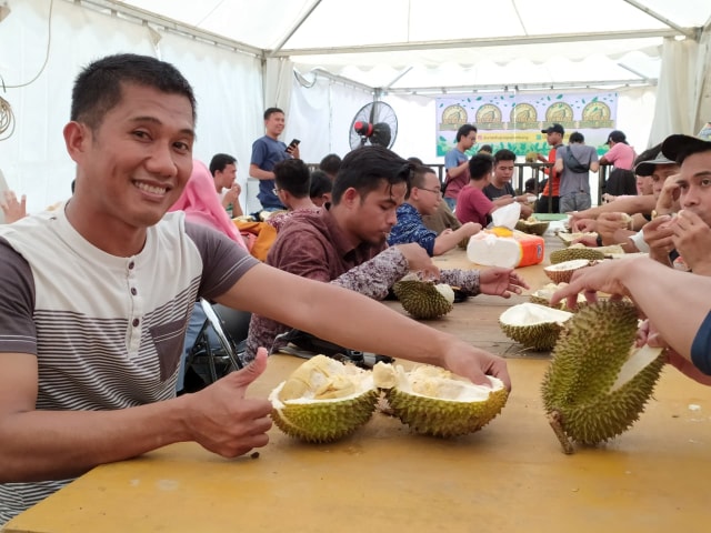 Pengunjung saat menikmati Festival Buah di kawasan Griya Agung, Jalan Demang Lebar Daung Palembang. Foto. Reno Saputra/Urban ID