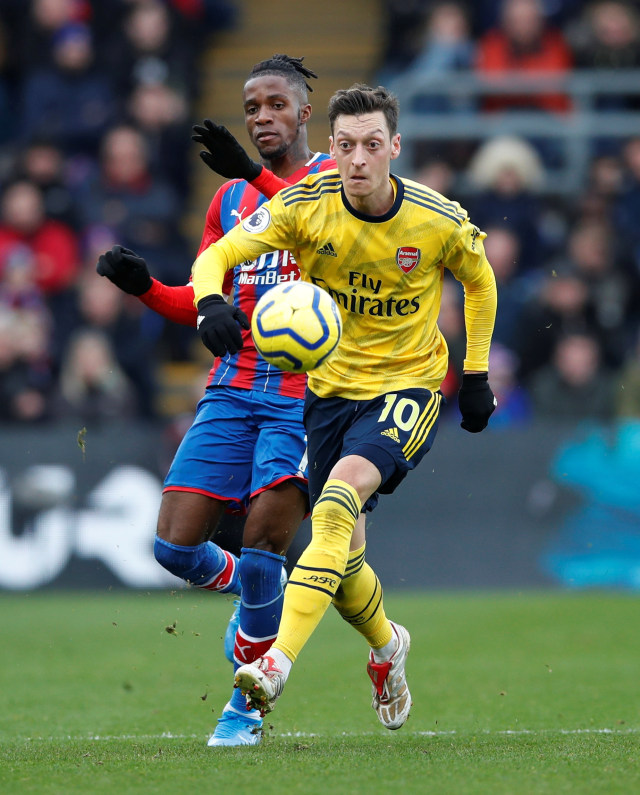 Oezil berduel dengan Zaha di laga Crystal Palace versus Arsenal, Sabtu (11/1/2020). Foto: REUTERS/David Klein