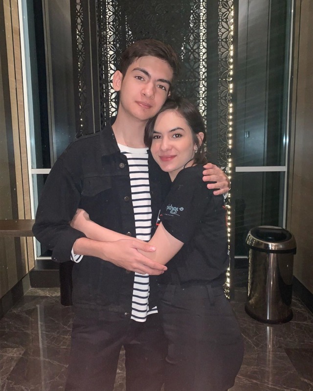 Sering Dikira Pacaran, 6 Potret Kedekatan Artis dengan Sang Kakak (219592)