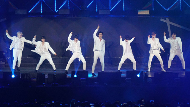 Grup K-pop Super Junior menghibur para penggemarnya saat menggelar konser di ICE BSD, Tangerang, Banten, Sabtu (11/1). Foto: Athletina Melati/kumparan