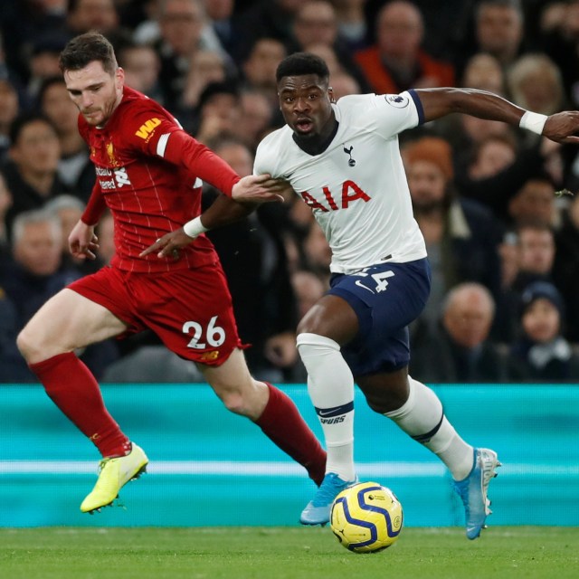 Andrew Robertson (kiri) berduel dengan Serge Aurier (kanan) di laga Tottenham versus Liverpool (12/1/2020). Foto: Reuters/Matthew Childs