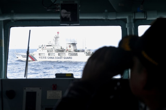 Kapal Coast Guard China membanyangi KRI Usman Harun-359 saat melaksanakan patroli di ZEE Indonesia Utara Pulau Natuna, Sabtu (11/1).  Foto: ANTARA FOTO/M Risyal Hidayat