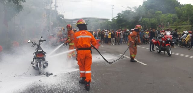 Motor Matic Ludes Terbakar di Depan Pos Polisi Tugu Pahlawan Surabaya