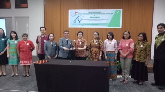 Ketua Umum Pengurus Pusat ARSSI, drg. Susi Setiawaty menyerahkan SK pelantikan pengurus ARSSI NTT periode 2020-2023 kepada Ketua ARSSI NTT, dr. Herly Soedarmadji.Foto: Tommy Aquino.