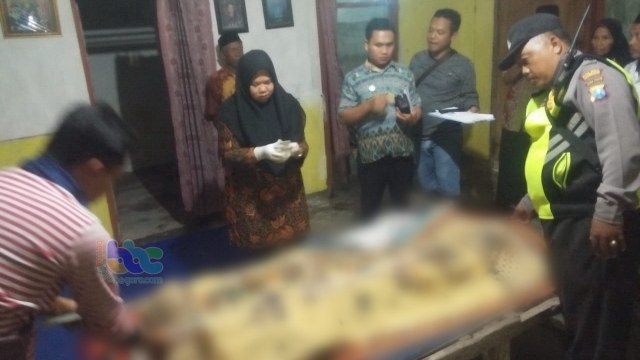 Petugas saat lakukan identifikasi mayat Sudiro (44) warga Kecamatan Kanor Bojonegoro, yang meninggal dunia, tercebur di bak penampungan air, diduga akibat penyakit epilepsinya kambuh. Sabtu (11/01/2020)