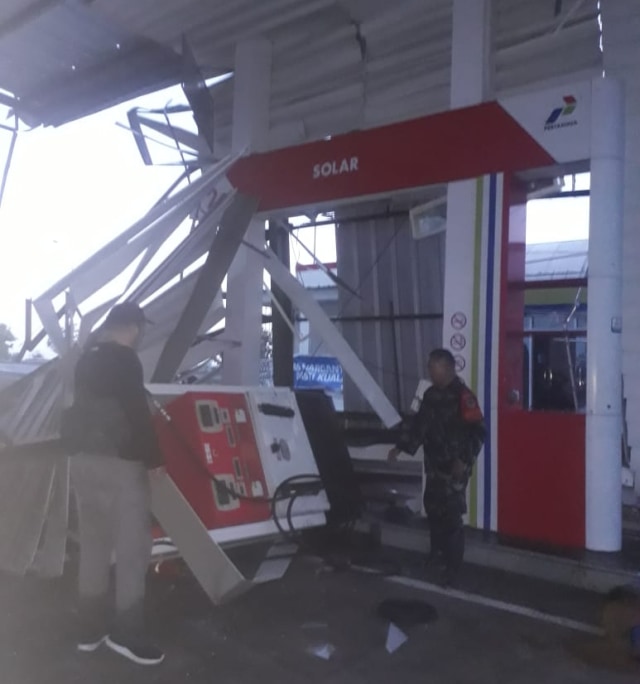 Stasiun Pengisian Bahan Bakar Umum (SPBU) di rest area KM 166 tol cipali Kabupaten Majalengka, Jawa Barat rusak akibat diterjang angin kencang, Sabtu (11/01/2020). (Rd. Algifari)