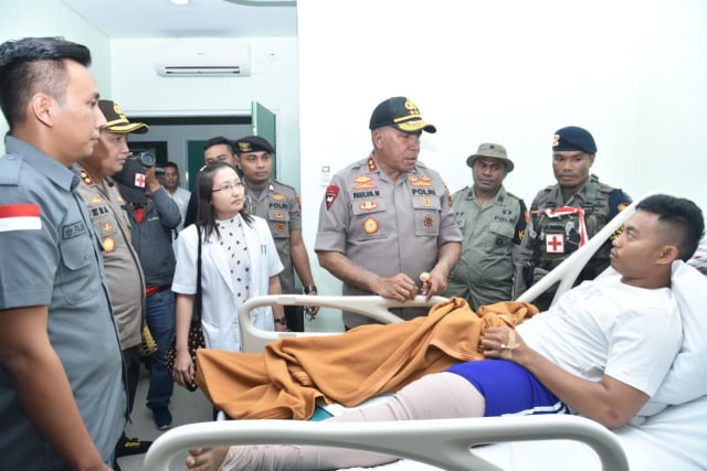 Kapolda Papua, Irjen Pol Paulus Waterpauw saat mengunjungi korban di RS Mitra Masyarakat. (Dok: Polda Papua)