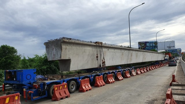 Jasa Marga lanjutkan pelaksanaan erection girder JPO KM 11+500 Jalan Tol Jakarta-Tangerang. Foto: Dok. Jasa Marga 