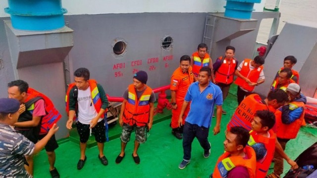 Evakuasi kapal kargo di perairan Belitung