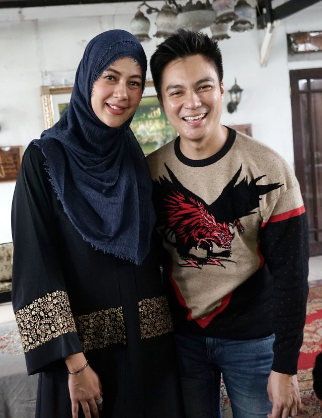 Baim Wong bersama Paula Verhouven syukuran anak pertamanya di kawasan, Ulujami, Jakarta, Minggu, (12/1).  Foto: Ronny