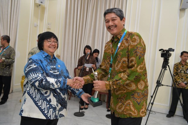 Direktur Operasional PT. Timah Tbk, Alwin Allbar saat menerima PROPER dari KLHK, di Istana Wakil presiden. (Ist)