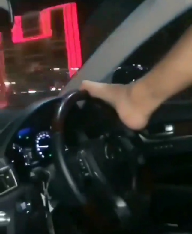 Netizen Kecam Aksi Pria Yang Nyetir Mobil Pakai Kaki Kumparan Com