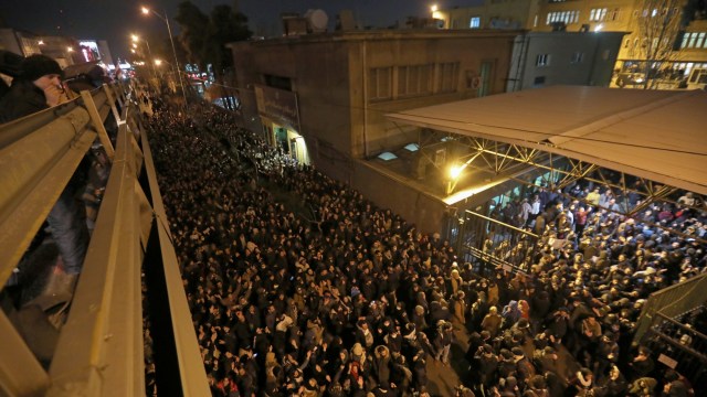 Ilustrasi demo di Iran. Foto: AFP/ATTA KENARE