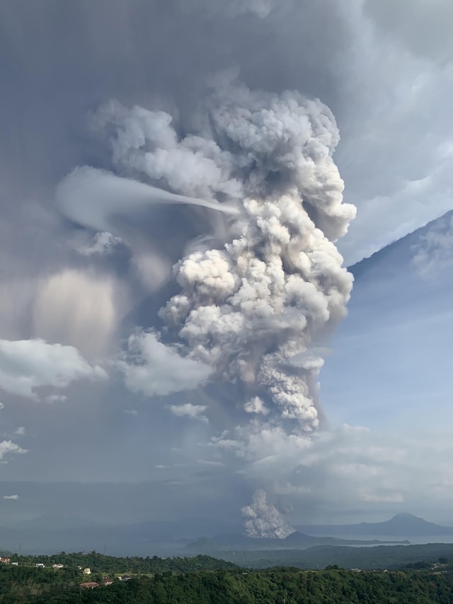 Letusan gunung berapi Taal dilihat dari Kota Tagaytay, Filipina, Minggu (12/1/2020). Foto: AFP/Bullit MARQUEZ