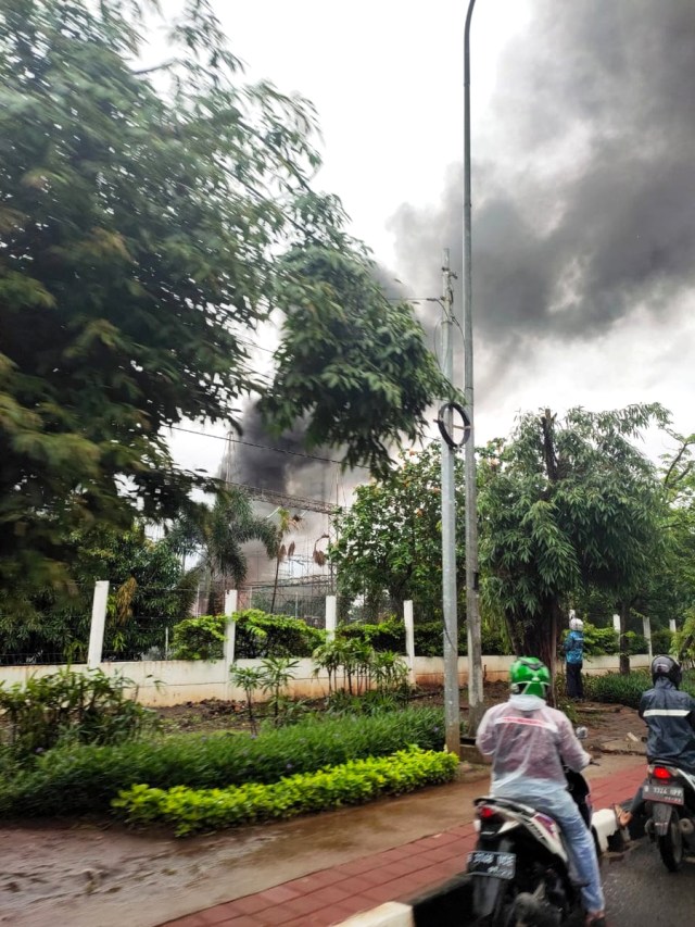 Kepulan asap kebakaran gardu listrik di kawasan ITC Cempaka Mas. Foto: Twitter/@damkar_jakpus