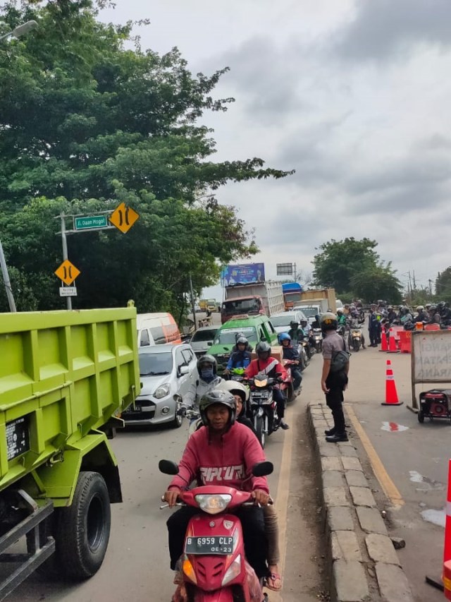 Penerapan satu jalur di jalan Daan Mogot, Batu Ceper, Tangerang, Banten, Senin (13/1). Foto: Abyan Faisal Putratama/kumparan