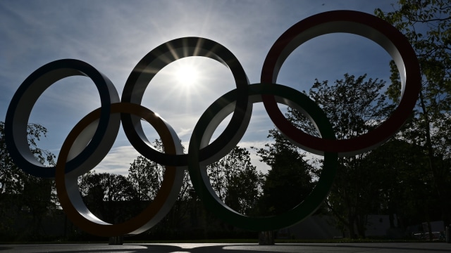 Cincin Olimpiade di dekat Stadion Olimpiade, Tokyo. Foto: AFP/Charly Triballeau