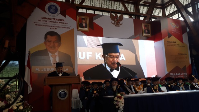 Mantan Wakil Presiden Muhammad Jusuf Kalla diberi gelar Doktor Honoris Causa dari ITB, Senin (13/1). (Foto-foto: Assyifa)