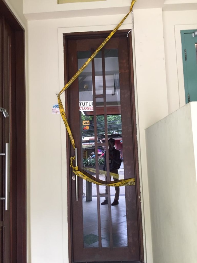 Polisi memasang garis polisi di Kantor Hubsch Clinic di Kemang, Jakarta Selatan, Senin (13/1). Foto: Andesta Herli Wijaya/kumparan