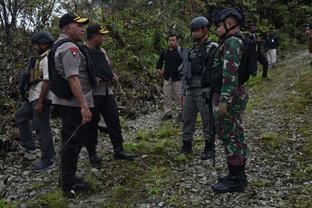 Kapolda Papua, Irjen Pol Paulus Wwaterpauw langsung olah TKP lokasi penembakan dua bus PTFI yang ditembaki di Mile 53-54 Tembagapura. (Dok: Istimewa)