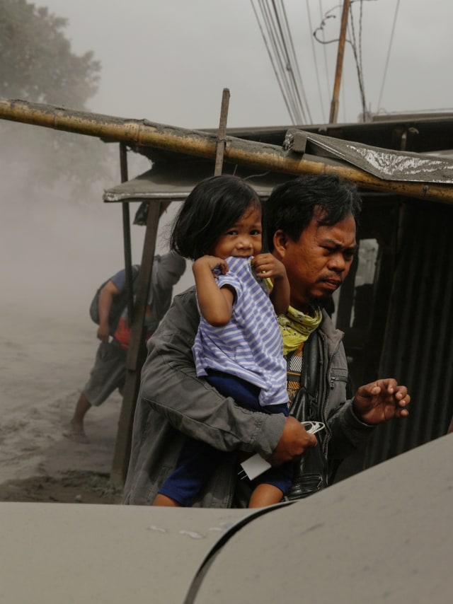 Warga yang tinggal di dekat letusan Gunung Taal mengungsi di Lemery, Batangas City, Filipina.  Foto: REUTERS / Eloisa Lopez