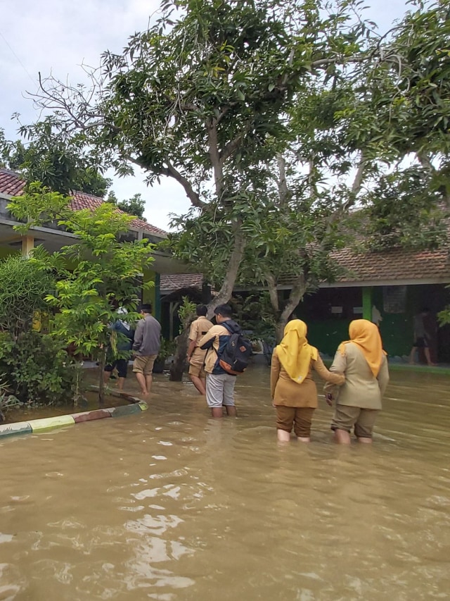 Kondisi SD Negeri Trimulyo 1 Demak yang masih tergenang banjir akibat jebolnya tanggul Sungai Tuntang. Foto: Afiati Tsalitsati/Kumparan.