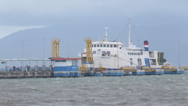 Kapal Fery Kolaka - Bajoe berada di pelabuhan Kolaka. Foto: Lukman Budianto/kendarinesia.