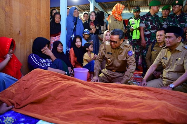 Gubernur Sulsel, Nurdin Abdullah dan Bupati Barru Suardi Saleh melayat ke kediaman korban banjir di Takkalasi Barru, (Makassar Indeks/Herlin).