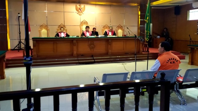 Sidang dakwaan Eks Sekda Jabar Iwa Karniwa di Pengadilan Negeri (PN) Bandung, Senin (13/1). Foto: Rachmadi Rasyad/kumparan