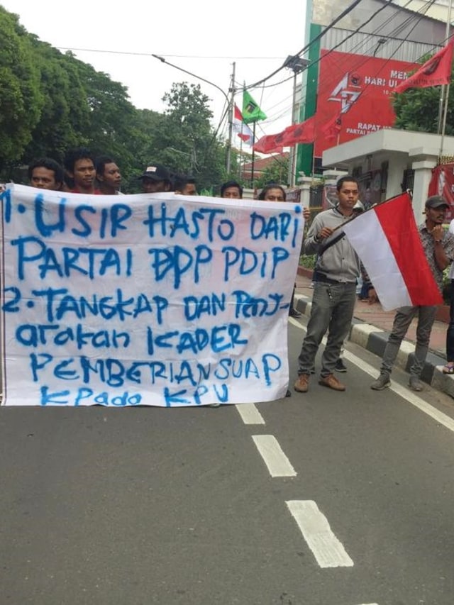 Massa berdemonstrasi desak Sekjen PDIP Hasto dicopot di depan kantor DPP PDIP.  Foto: Andesta Herli Wijaya/kumparan 