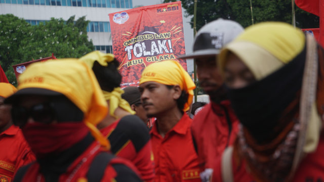 Sejumlah buruh melakukan aksi tolak Omnibus Law RUU Cipta Lapangan Kerja di depan Gedung Dewan Perwakilan Rakyat (DPR) RI, Jakarta, Senin (13/1).  Foto: Fanny Kusumawardhani