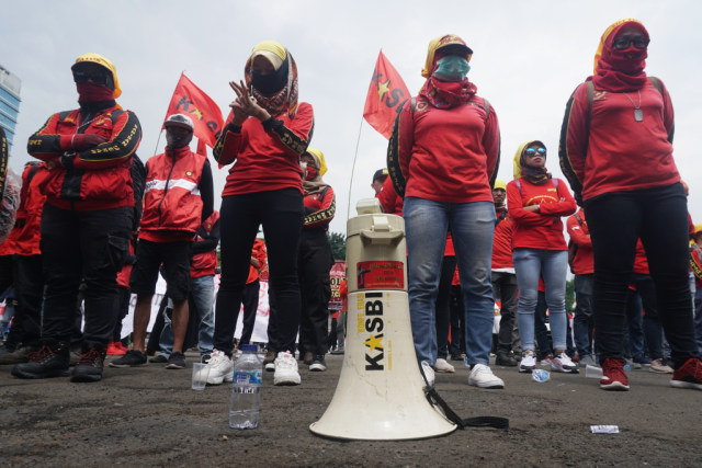 Buruh melakukan aksi unjuk rasa tolak Omnibus Law RUU Cipta Kerja di depan Gedung DPR RI, Jakarta, Senin (13/1).
 Foto: Fanny Kusumawardhani/kumparan