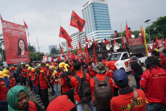 Sejumlah buruh melakukan aksi tolak Omnibus Law RUU Cipta Lapangan Kerja di depan Gedung Dewan Perwakilan Rakyat (DPR) RI, Jakarta, Senin (13/1). Foto: Fanny Kusumawardhani