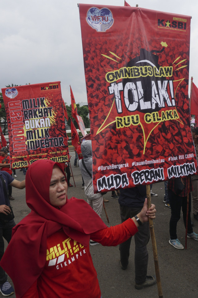 Sejumlah buruh melakukan aksi tolak Omnibus Law RUU Cipta Lapangan Kerja di depan Gedung Dewan Perwakilan Rakyat (DPR) RI, Jakarta, Senin (13/1). Foto: Fanny Kusumawardhani