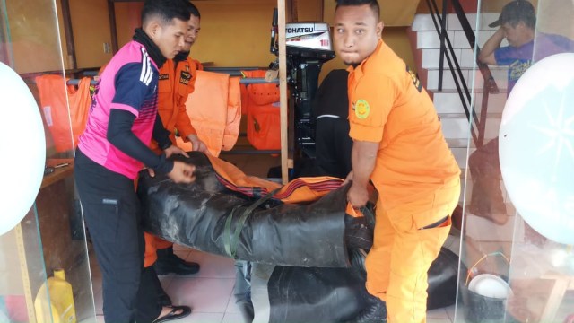 Personel SAR saat bersiap turun ke lapangan untuk melakukan pencarian korban tenggelam. Foto: Dok. SAR Banda Aceh