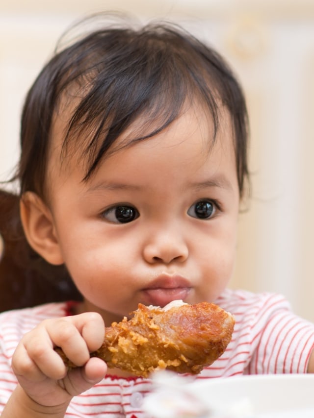 Ilustrasi anak makan fried chicken Foto: Shutterstock