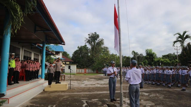 Kapolres Sekadau, AKBP Marupa Sagala menjadi pembina upacara di SMA Karya Sekadau. Foto: Dok. Humas Polres Sekadau