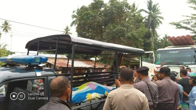 Evakuasi sopir truk yang ditemukan meninggal dunia dalam mobilnya pada Senin (13/1). Foto: Istimewa