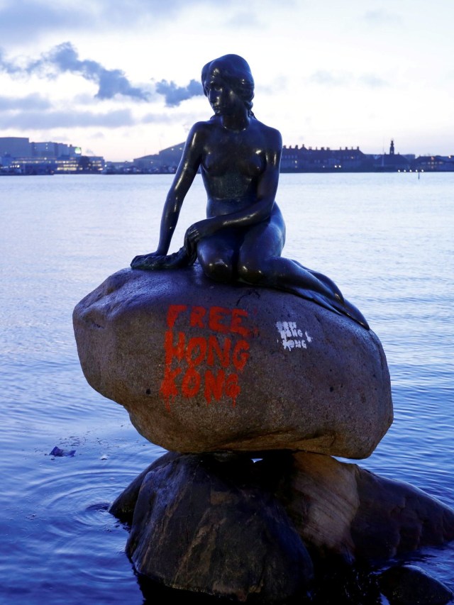 Tengara terkenal di Denmark, 'The Little Mermaid' terlihat dicoret bertuliskan 'Free Hong Kong' di Kopenhagen, Denmark.
 Foto: REUTERS / Jacob Gronholt-Pedersen