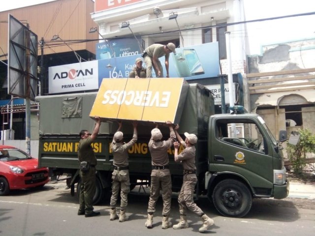 Tak Berizin, 10 Papan Reklame di Kota Pasuruan Ditertibkan