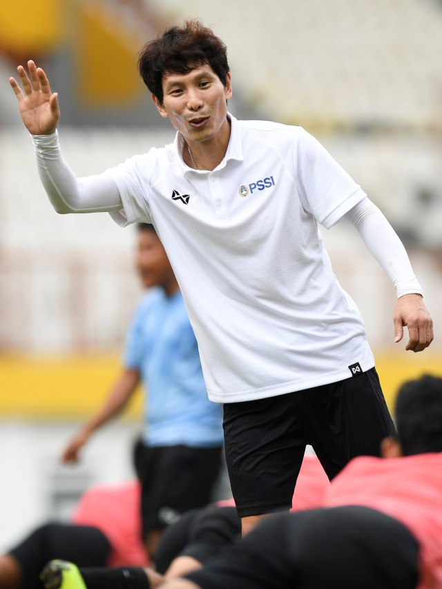 Pelatih Timnas Indonesia U-19 Gong Oh-kyun memberikan instruksi saat seleksi pemain Timnas Indonesia U-19 di Stadion Wibawa Mukti, Cikarang, Senin (13/1). Foto: ANTARA FOTO/Hafidz Mubarak A