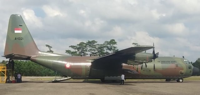 Pesawat Hercules C-130 TNI AU yang mendarat di Bandara Lhoksukon, Aceh Utara, Senin (13/1). Foto: Dok. Lanud SIM