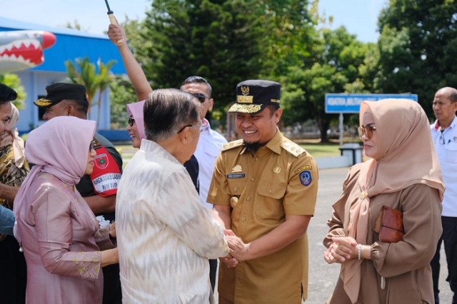 Wakil Gubernur Sulsel, Andi Sudirman Sulaiman menjemput mantan Wapres Jusuf Kalla di Bandara Lanud Galaktika Maros beberapa waktu lalu di Makassar, (Makassar Indeks/Fritz).